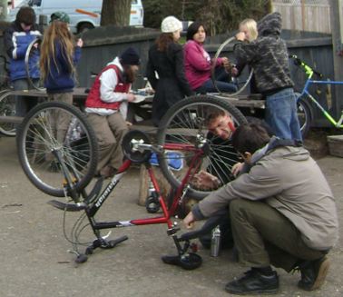 teaching kids how to fix bikes for an Oak and Orca School fieldtrip